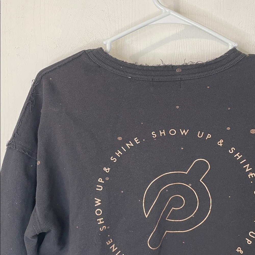 Peloton Show Up & Shine Black Crewneck Oversized Cropped Metallic Logo Sz Small - Picture 7 of 8